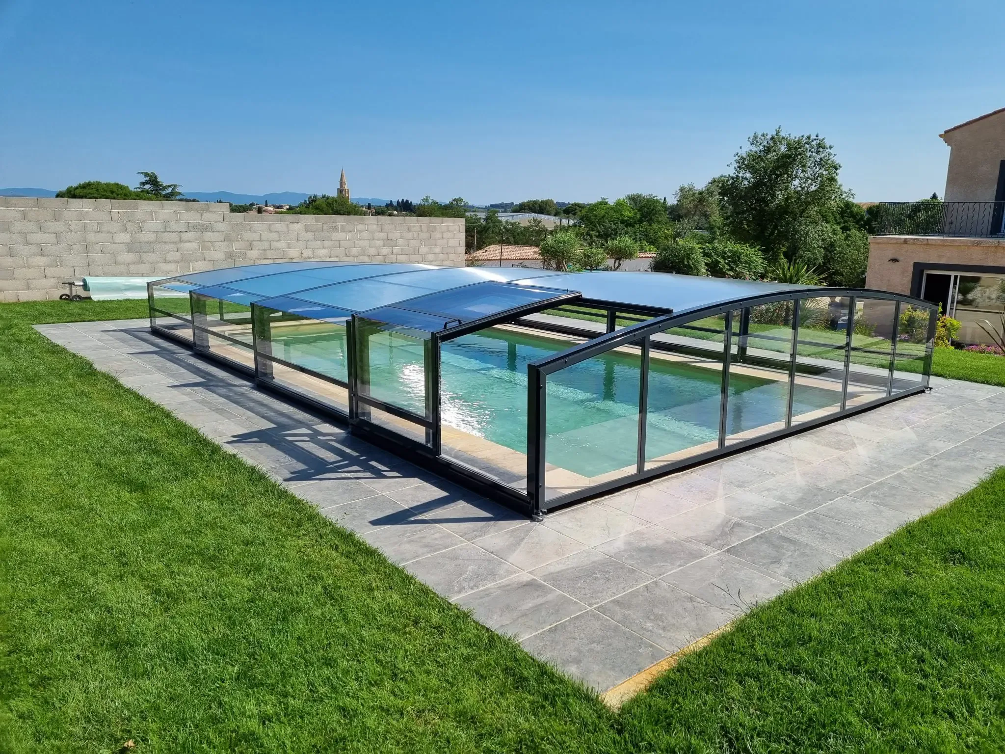 Abri bas porte coulissante vue jardin